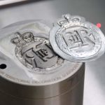 Sehr tiefe 3D Lasergravur eines Prägewerkzeugs für Orden und Medaillen.