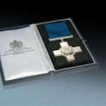 Das George Cross wird bei Worcester Medals Service Ltd. in Bromsgrove hergestellt.